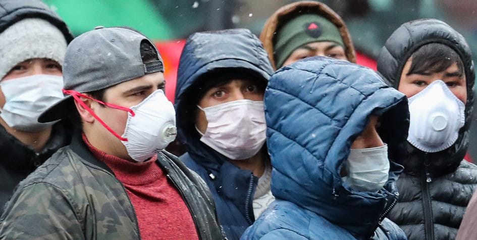 «Полиция вовсю ловит мигрантов, вымогая у них деньги за нарушение самоизоляции», — эксперты о том, как мигранты выживают в условиях пандемии