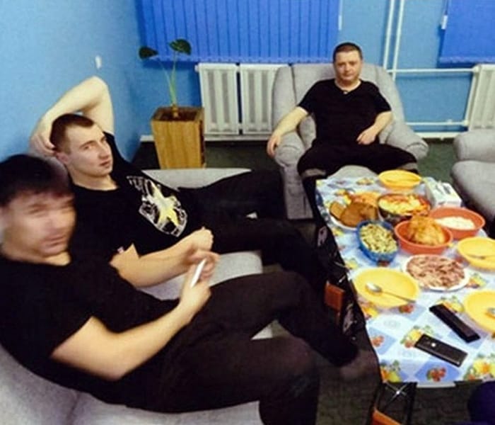 «У людей там холодильники ломятся от черной икры, еду из ресторанов заказывают». Во ФСИН удивились жалобе Арашукова на условия в СИЗО