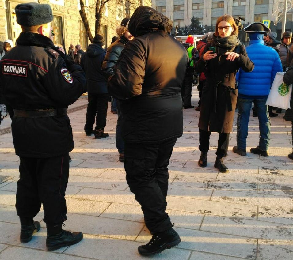 Студент МГУ рассказал об избиении в автозаке после акции. Он фотографировал сотрудника Центра «Э», курировавшего SERB