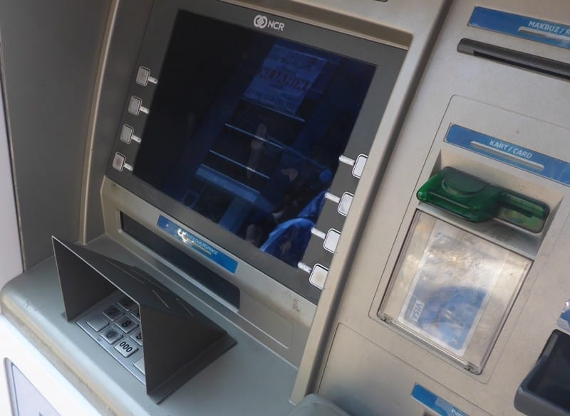 Производитель банкоматов сообщил о массовом вбросе фальшивых пятитысячных купюр