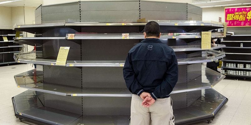 Вооруженные грабители в Гонконге вынесли из магазина сотни рулонов дефицитной туалетной бумаги