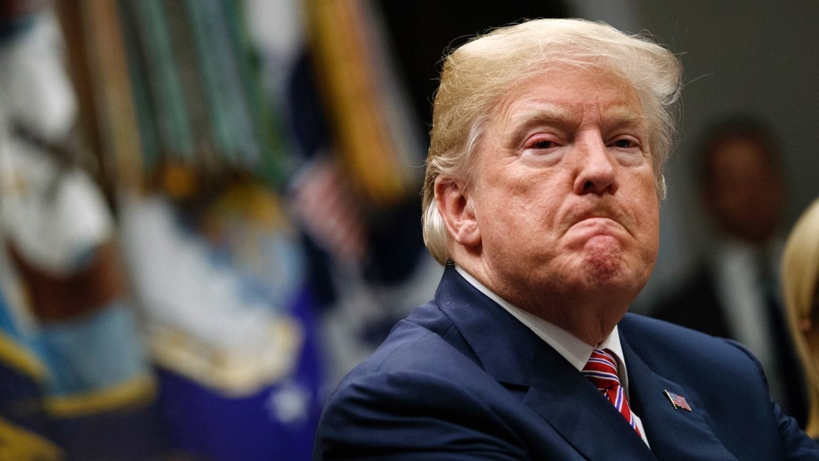 Трамп уволил нескольких правительственных чиновников за показания против него