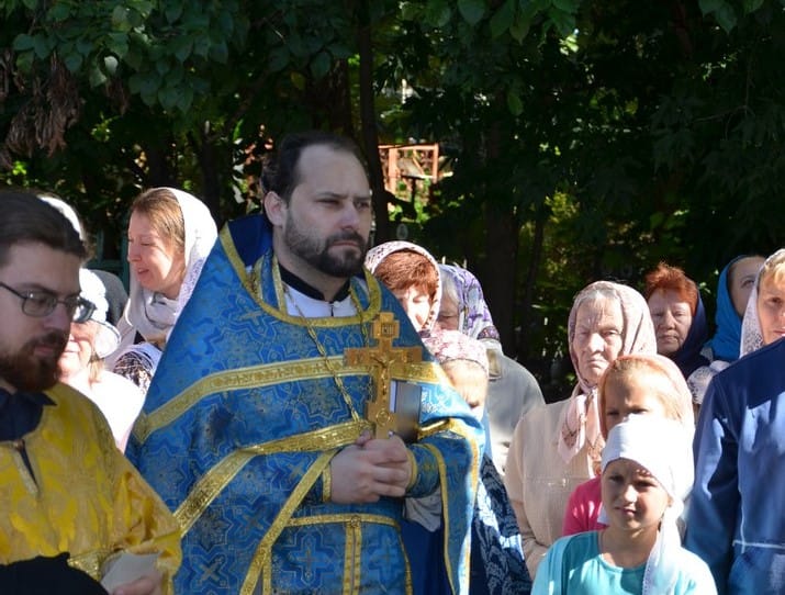 Псковский священник, которого поймали с метамфетамином и оружием, вернулся к службе в храме