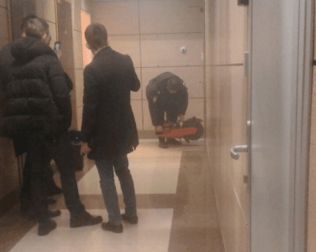 В Москве полиция вскрывает болгаркой уже второй офис ФБК