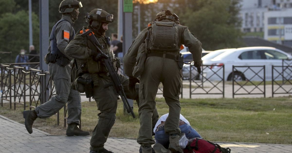 Директор белорусского телеканала уволен за видео с избиением на митингах