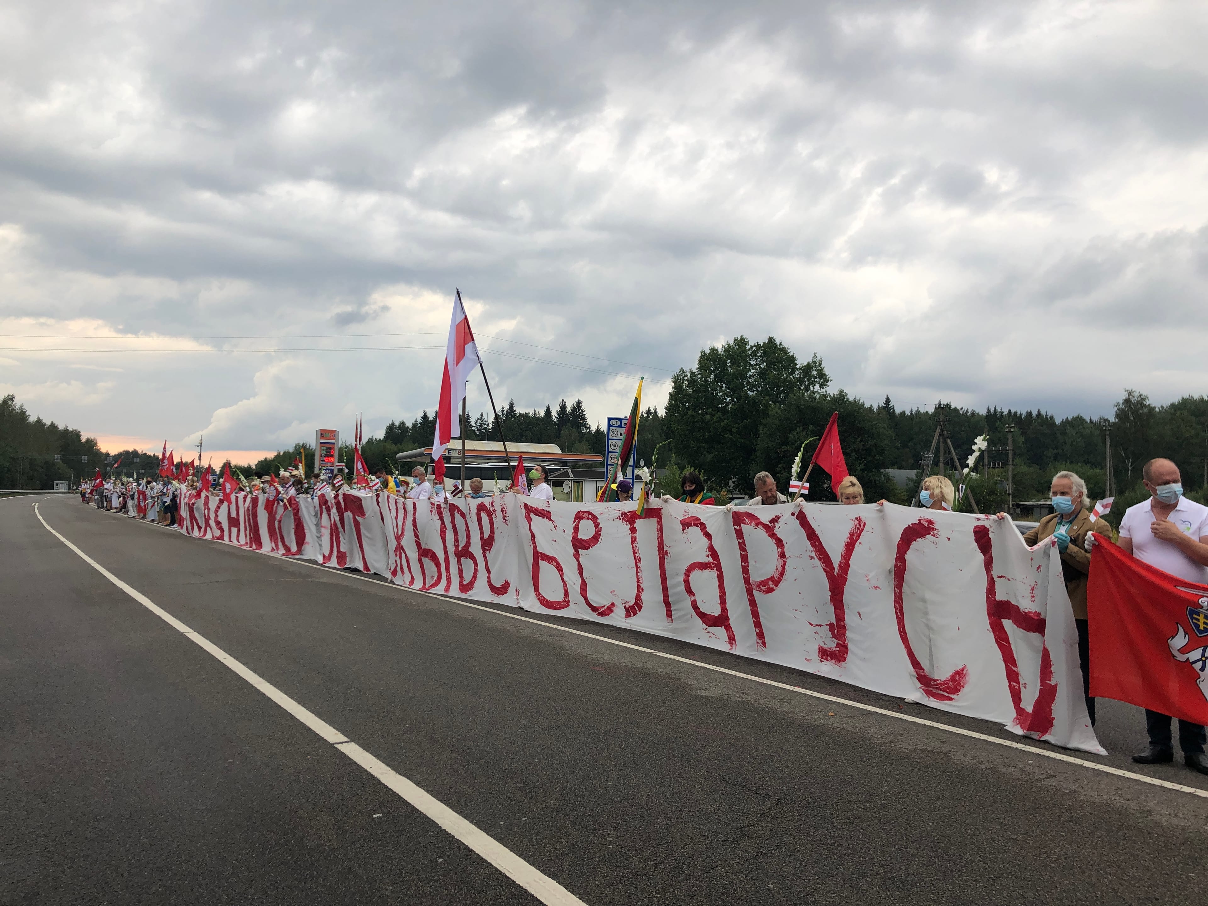 «Мы не угроза». Глава МИД Литвы Линас Линкявичус и другие участники «Пути свободы» об акции в поддержку протестов в Беларуси – фото и видео