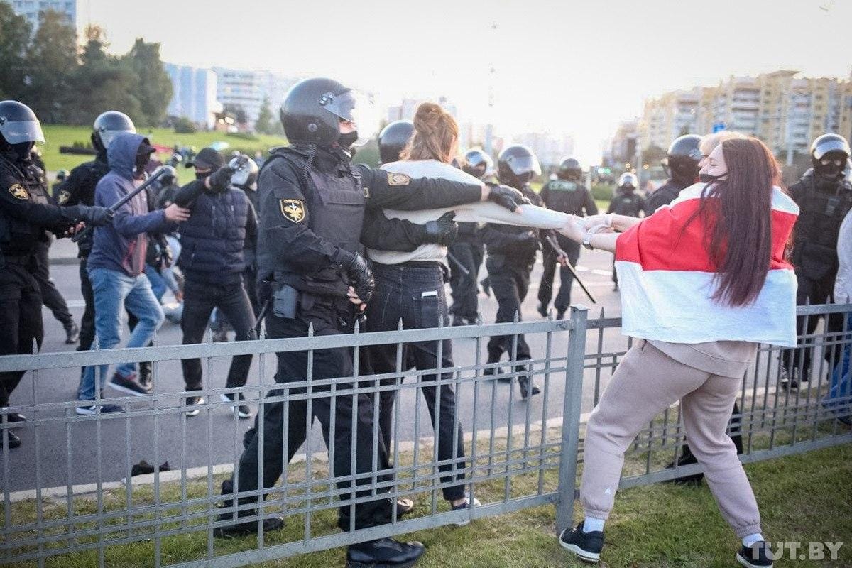 В Минске проходит акция протеста на фоне инаугурации Лукашенко. Силовики применяют водометы с желто-оранжевой жидкостью — Tut.bу