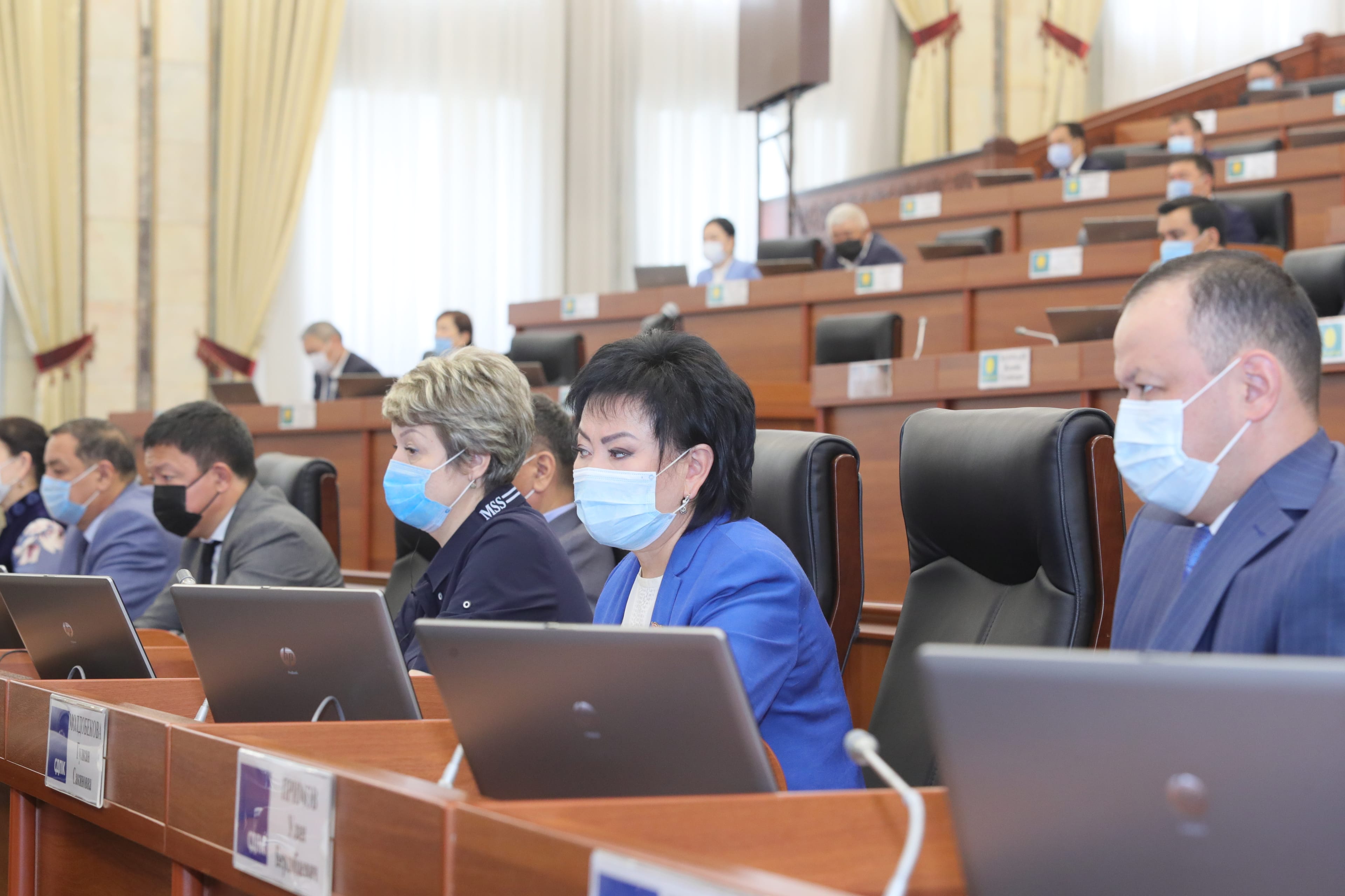 Давай, до свидания! Накануне парламентских выборов в Кыргызстане с отрывом лидирует «против всех»