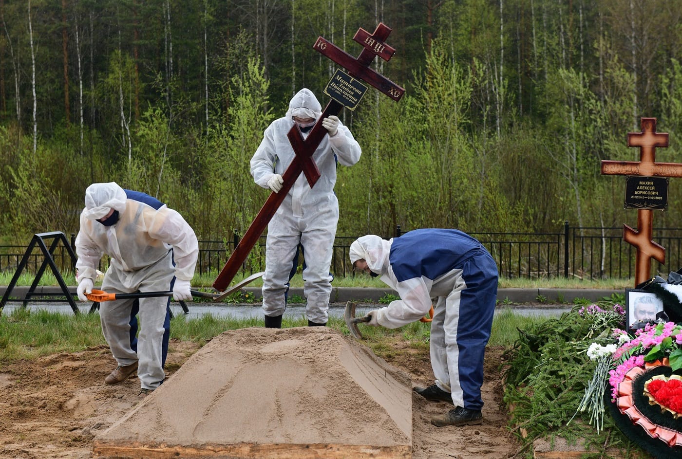 Зато мы вышли на плато. Как власти скрывают реальное число заболевших и умерших