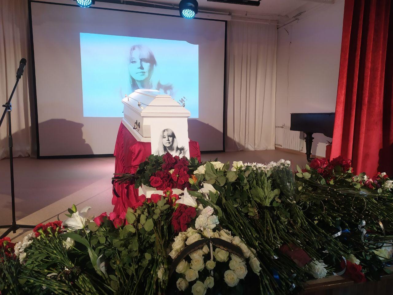 В Нижнем Новгороде состоялась церемония прощания с Ириной Славиной