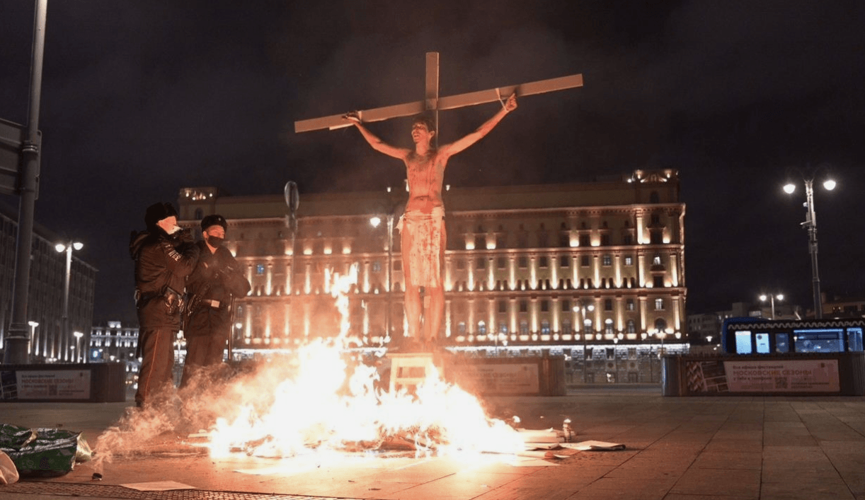 Акционист в образе Иисуса Христа «поджег» себя на кресте у здания ФСБ на Лубянке
