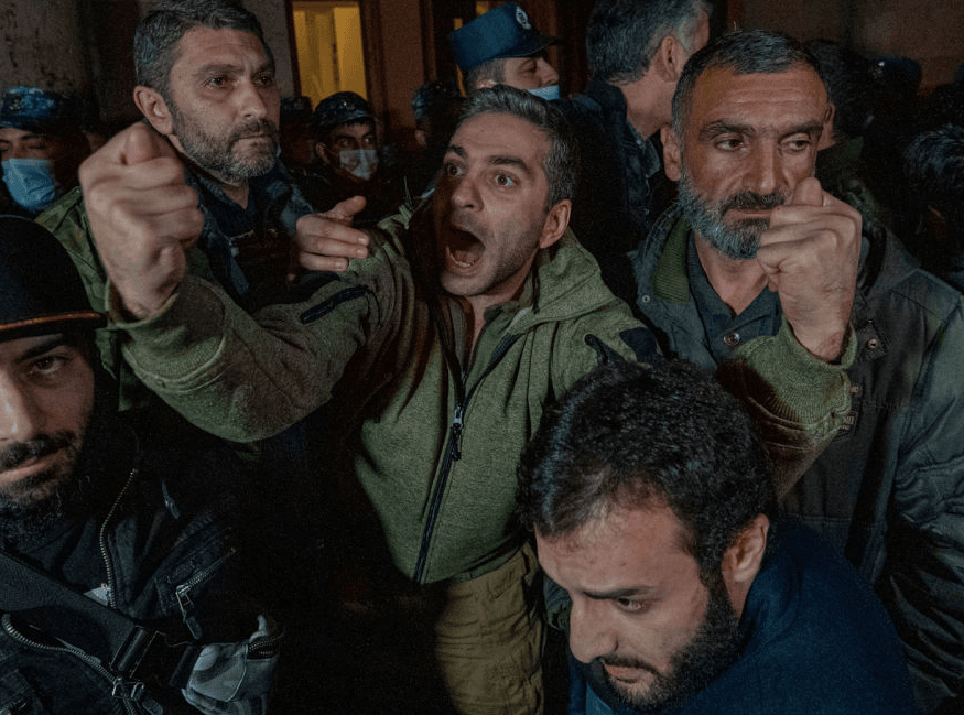 Демонстранты в Армении призвали парламент срочно собраться для дератификации заявления по Карабаху. В Ереване беспорядки