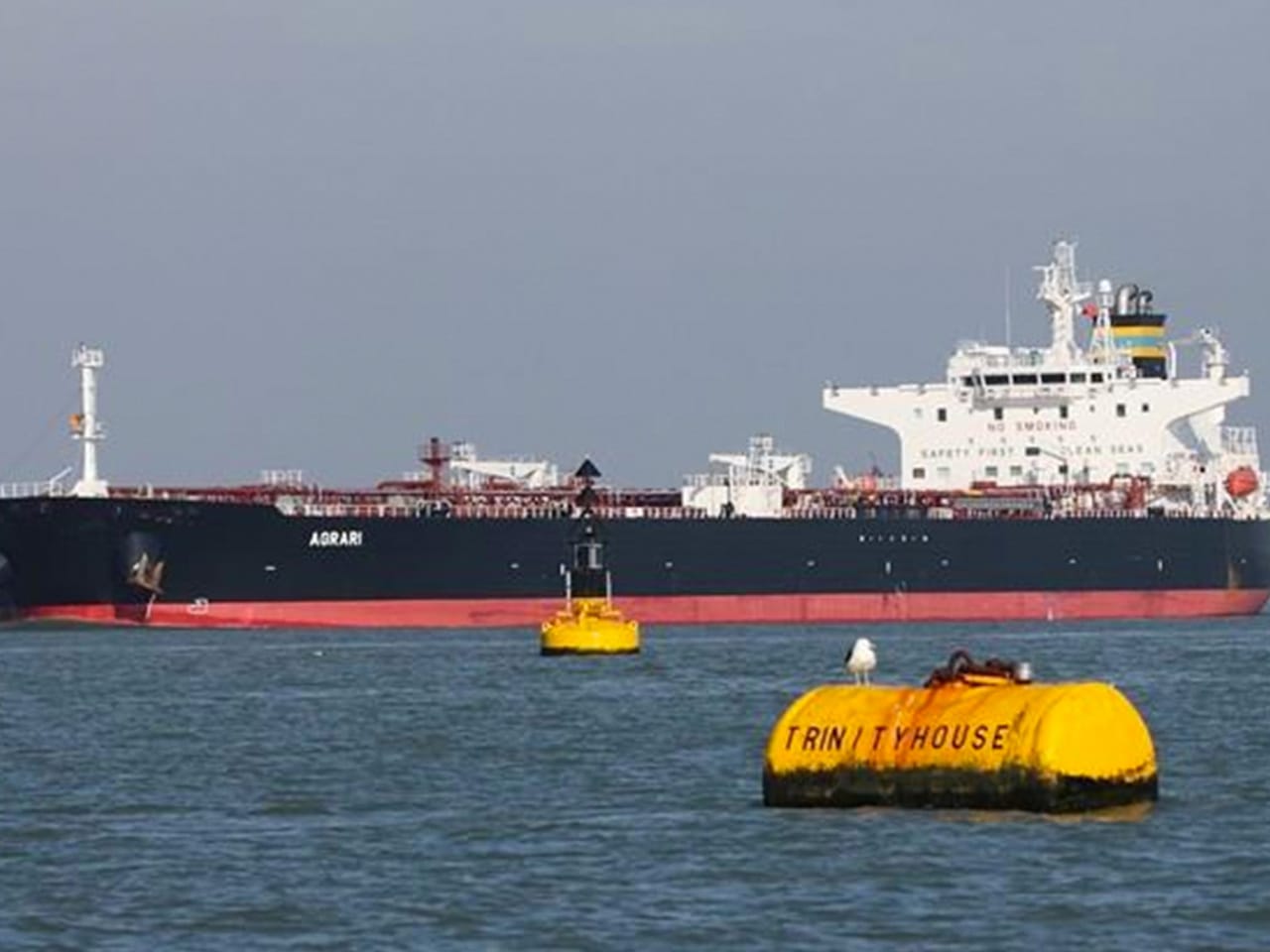 Нефтяной танкер подорвался на мине в Красном море