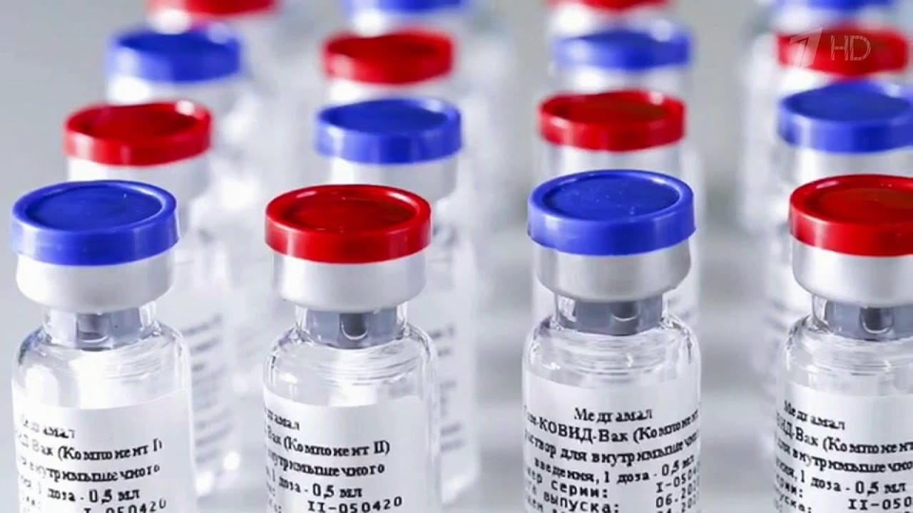 Российские СМИ сообщают о начале «масштабной вакцинации». Но вакцины не хватает даже на врачей и учителей