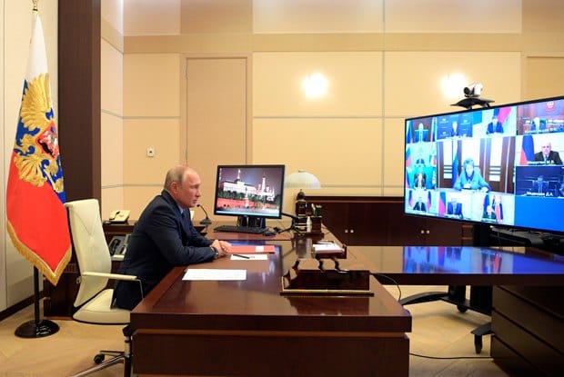 «Проект»: Путину построили два одинаковых кабинета в Сочи и Подмосковье, чтобы скрывать его местонахождение