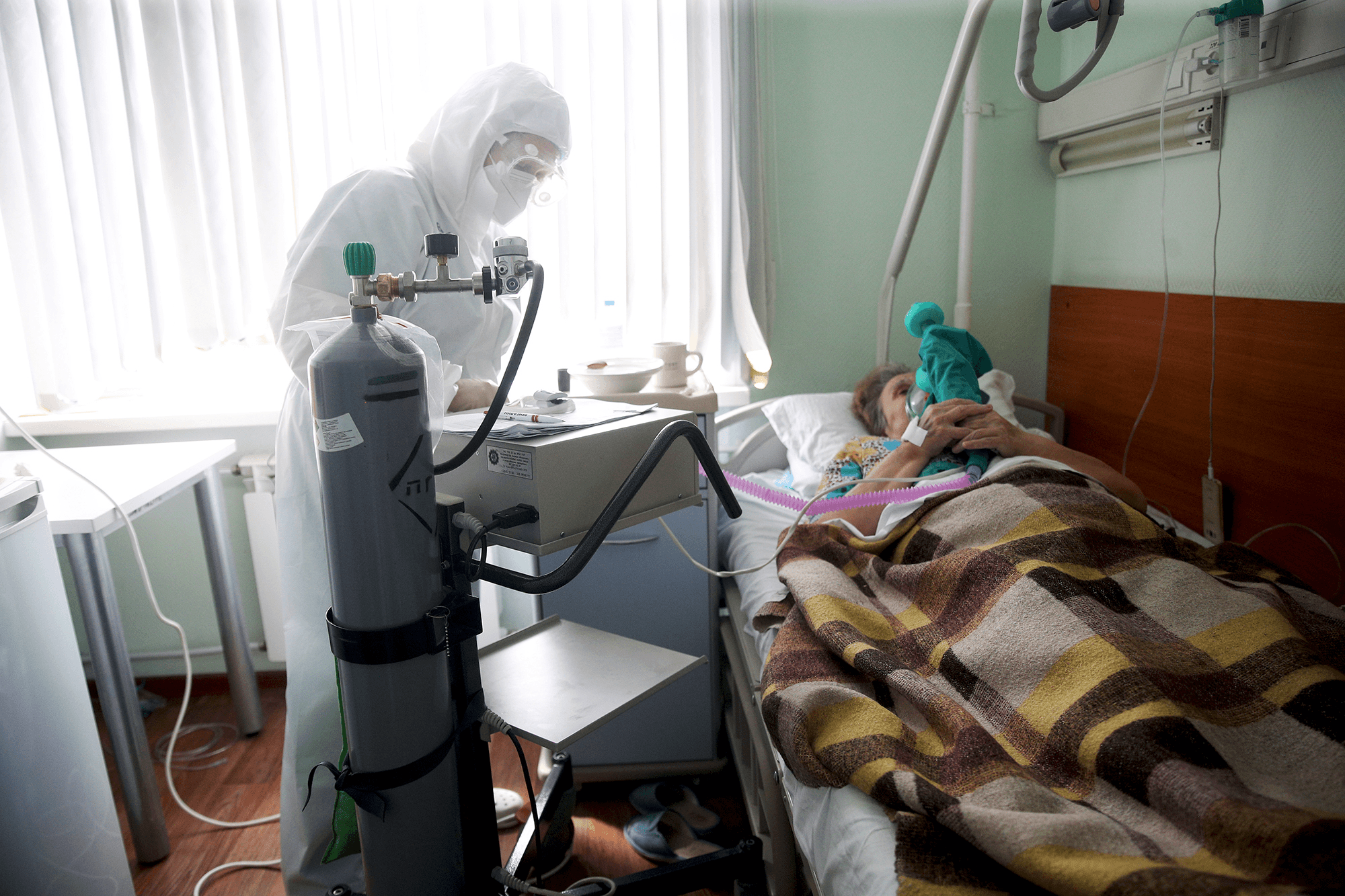 Оперштаб занизил число заболевших COVID-19 в первую волну минимум в 1,5 раза. Это следует из «слитого» регистра заболевших