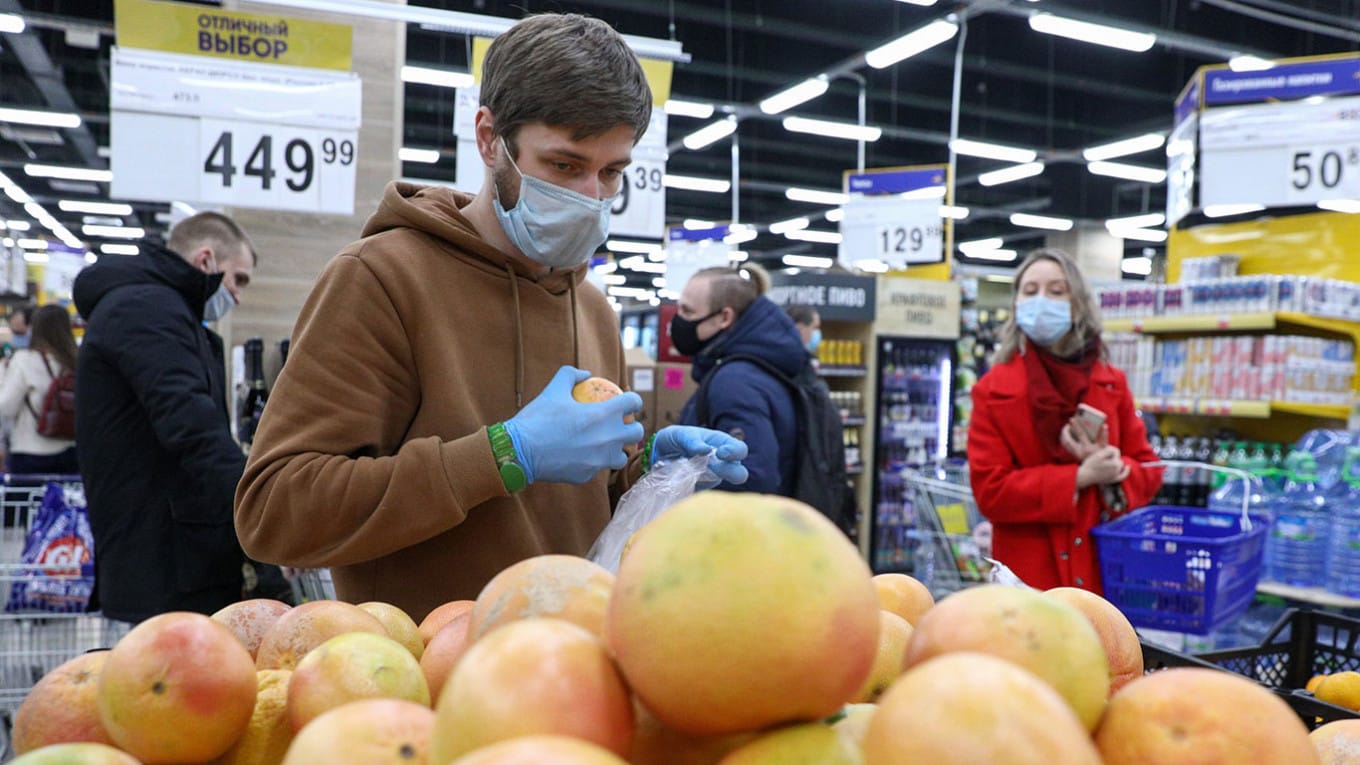 «Какие бы меры ни приняли власти для сдерживания цен, заплатит за это потребитель» — экономист Евгений Надоршин