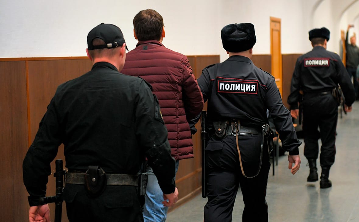 Двое бывших полицейских из дела Голунова полностью или частично признали вину