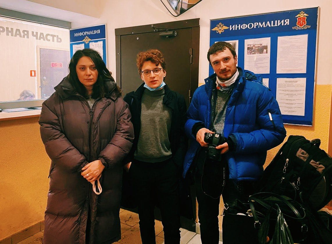 Полиция задерживает активистов, которые едут в Москву, чтобы встречать Навального в аэропорту