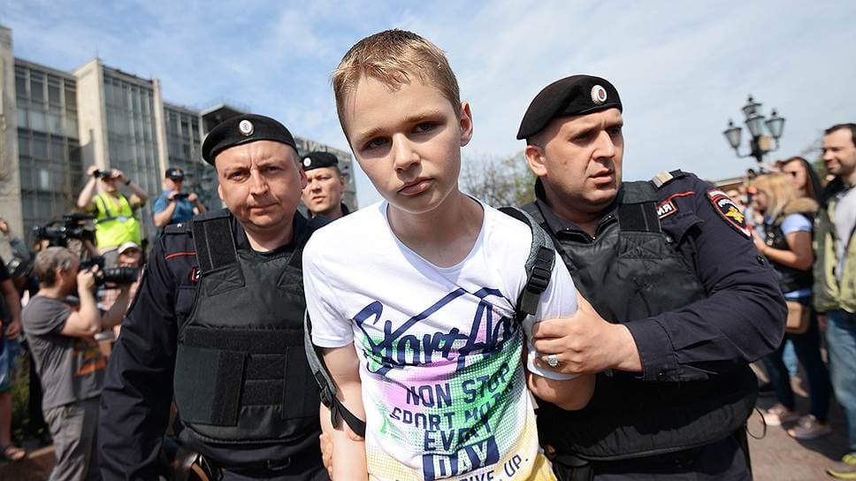 «Вы бросаете тень на родной университет». Как школьников и студентов пугают отчислениями и санкциями за участие в митинге 23 января