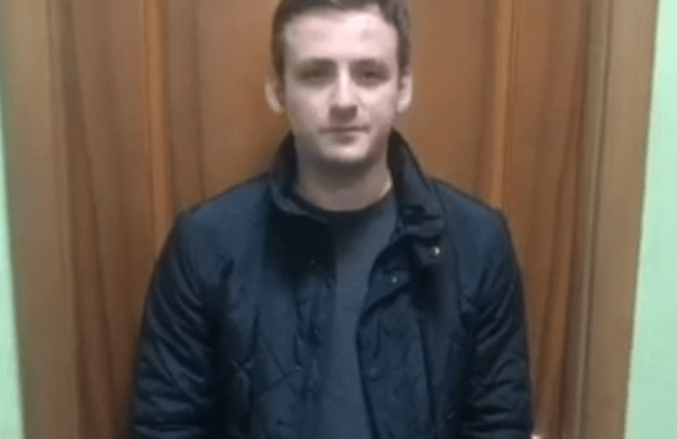 В Петербурге задержали мужчину, на которого полицейский наставил пистолет на акции. Его заставили извиниться и завели на него дело