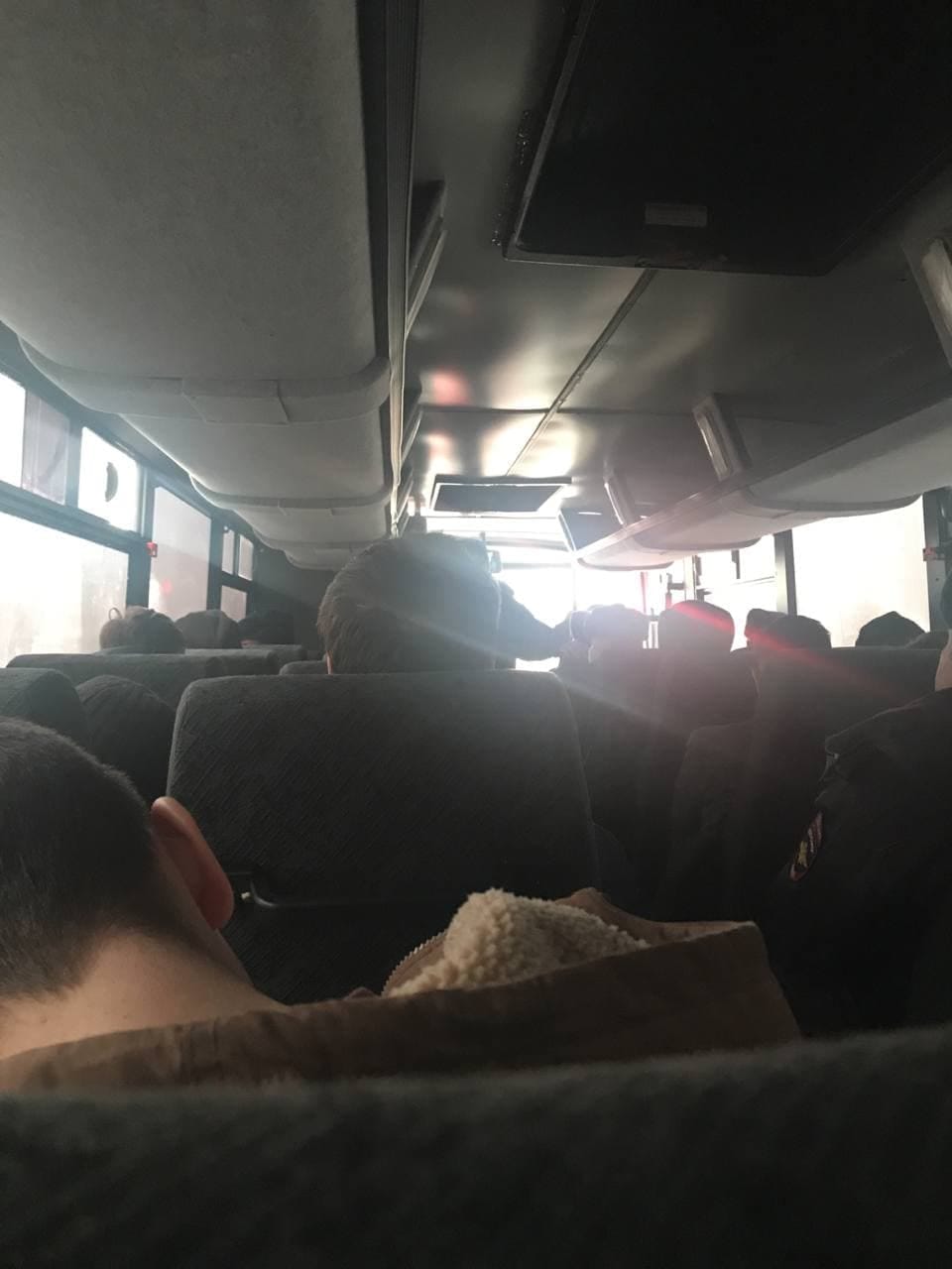 В Петербурге после судов задержанных уже сутки не выпускают из автозаков. Многих ищут родственники