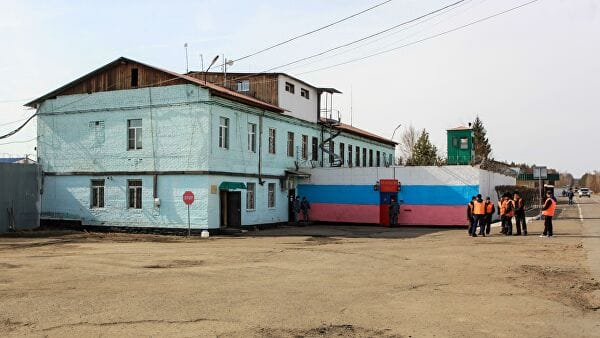 Иркутская ФСИН назвала видео с нырянием заключенного в выгребную яму «фейком»