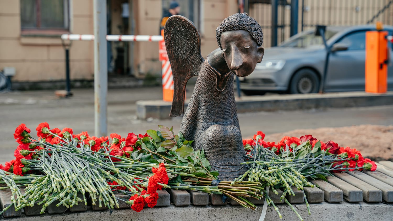 Губернатор Беглов открыл в Санкт-Петербурге памятник погибшим медикам втайне от инициаторов монумента