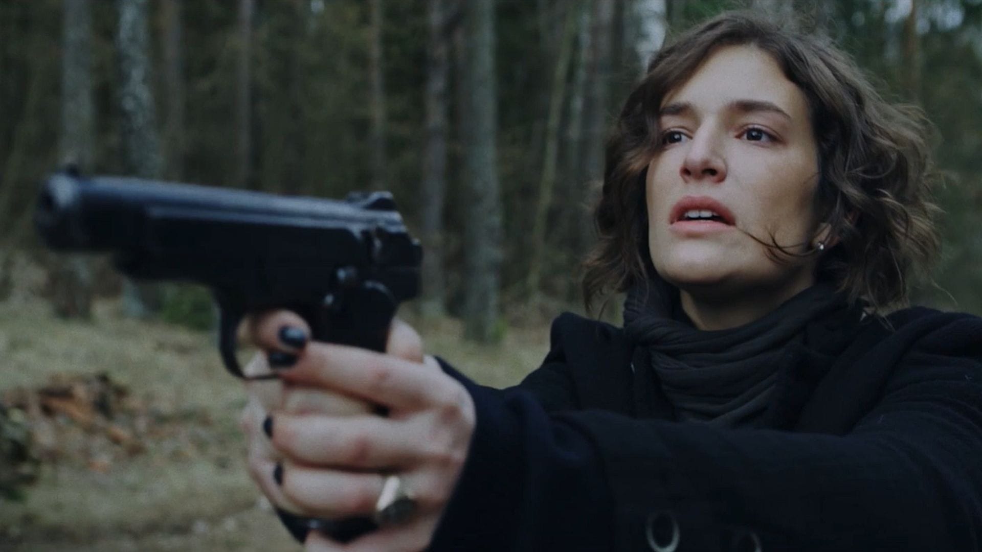 Дмитрию Глуховскому угрожают расправой из-за образа чеченской девушки в сериале «Топи»