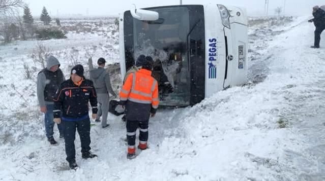 В турецкой Анталье автобус с российскими туристами попал в аварию. Одна пассажирка погибла, 26 пострадали