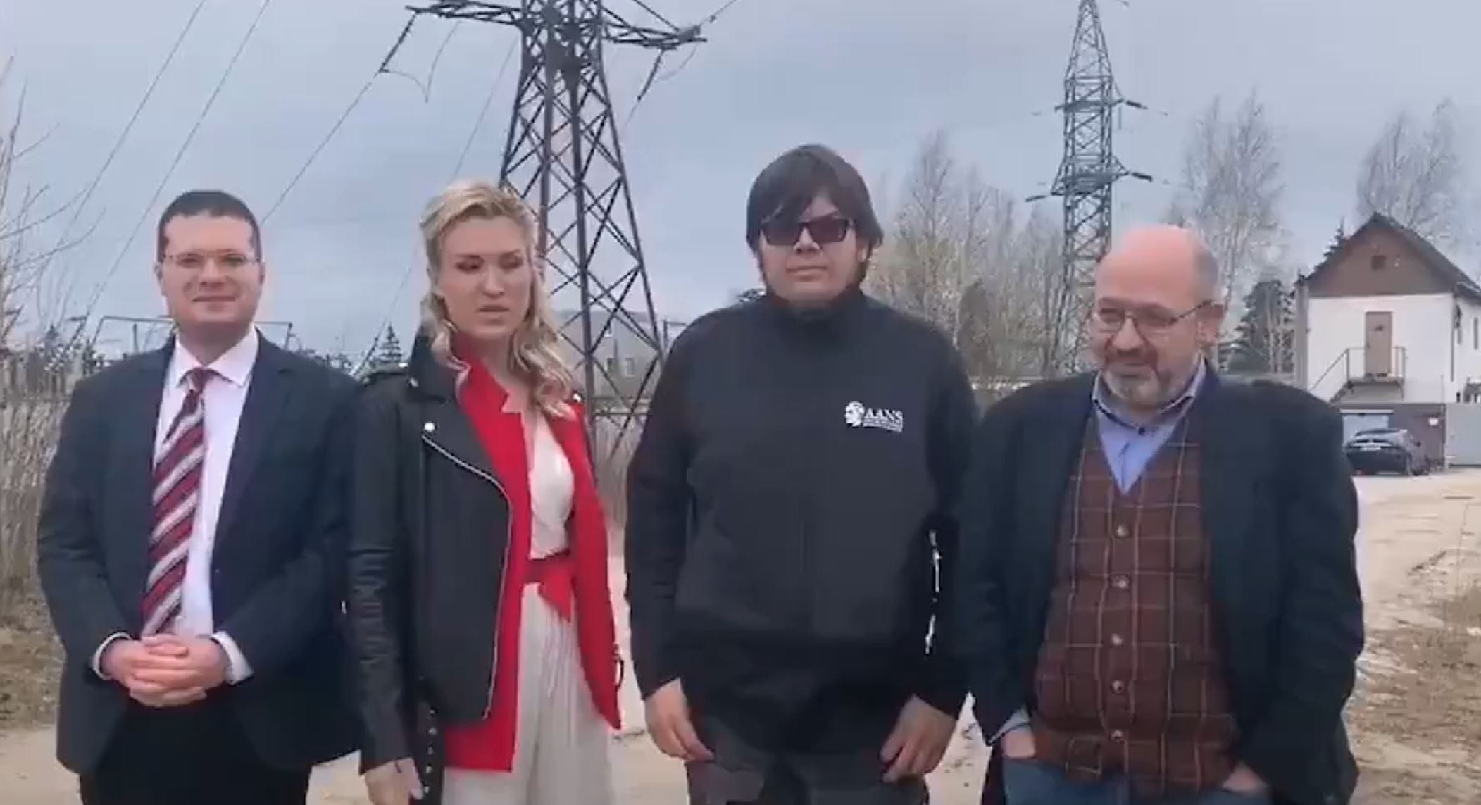 «Два часа мы простояли и умоляли нас пустить. Не пустили», — лечащие врачи Навального вновь приехали к его колонии