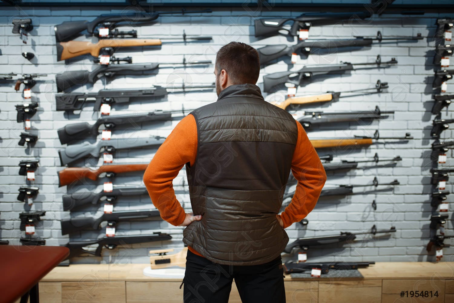 «Система коррумпирована настолько, что выдает оружие тем, кому можно доверить только ложку». Эксперты о проблемах оборота оружия в России