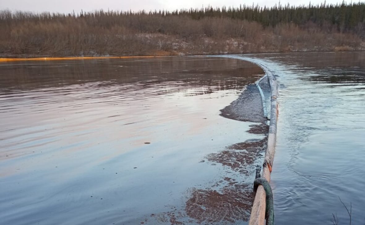 В результате аварии в Коми в почву и реку Колву утекло около 90 тонн нефтесодержащей жидкости