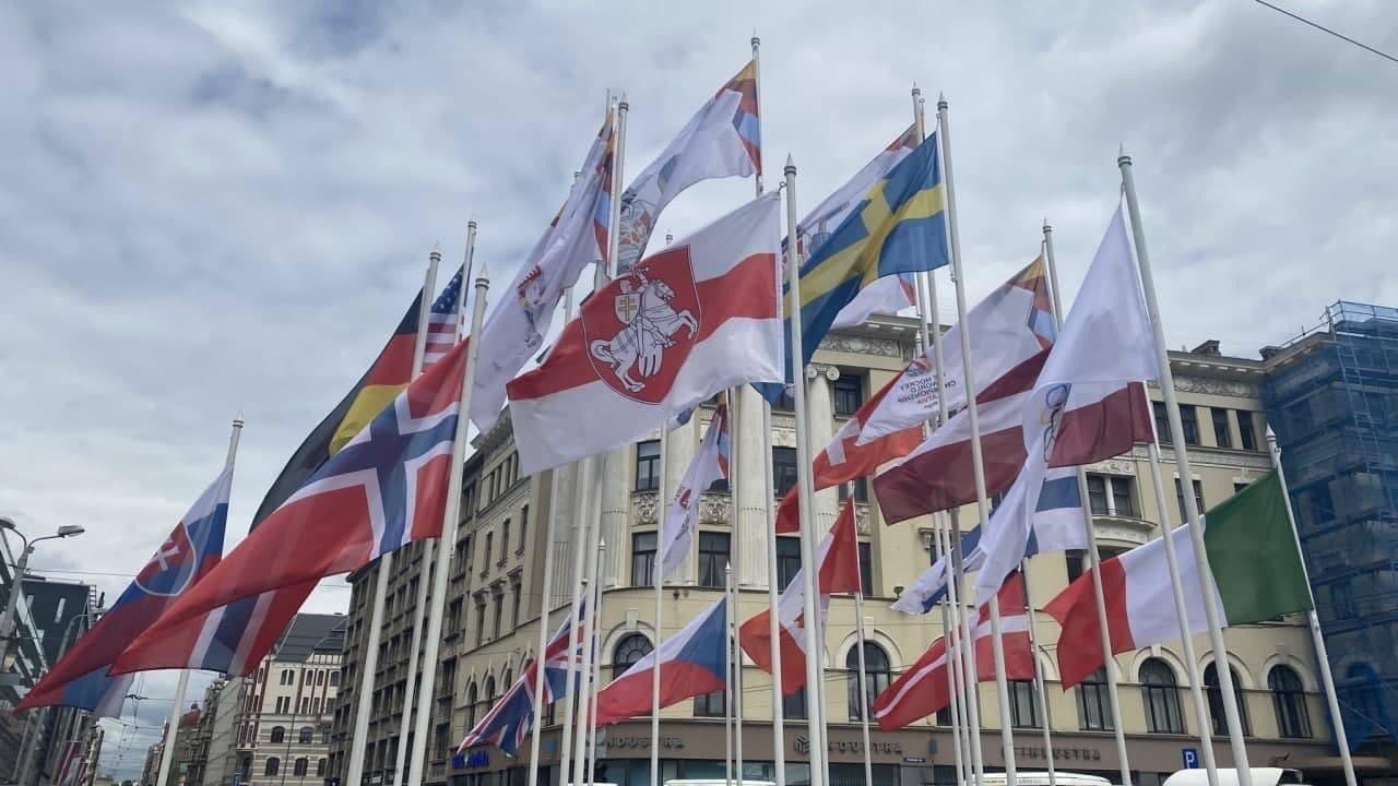 Латвия высылает посла Беларуси. Ранее Беларусь выслала латвийских дипломатов из-за замены своего флага на красно-белый