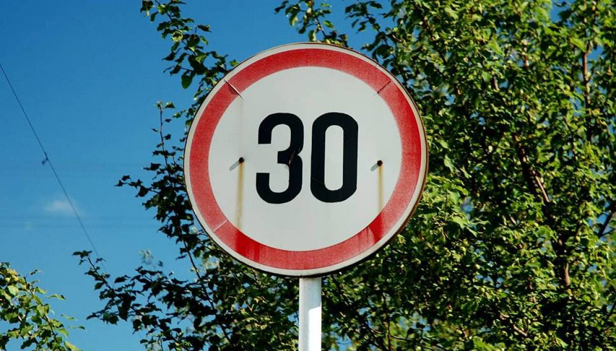 В ГИБДД поддержали снижение скорости движения до 30 километров в час на улицах с оживленным движением электросамокатов