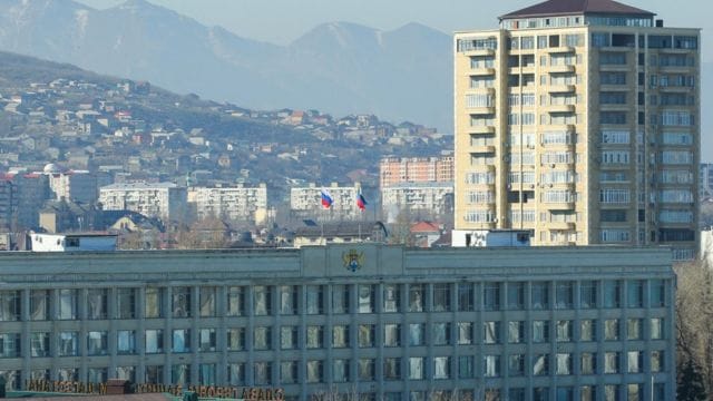 Суд в Махачкале оправдал двух волонтерок и журналистку, задержанных в шелтере