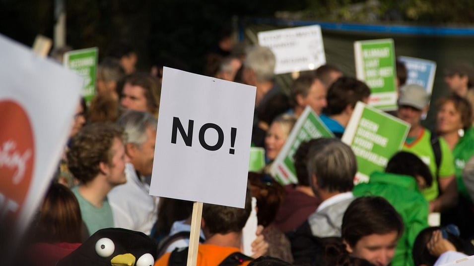 В крупнейших городах Франции тысячи людей вышли на акции против запрета на посещение общественных мест без сертификата о вакцинации