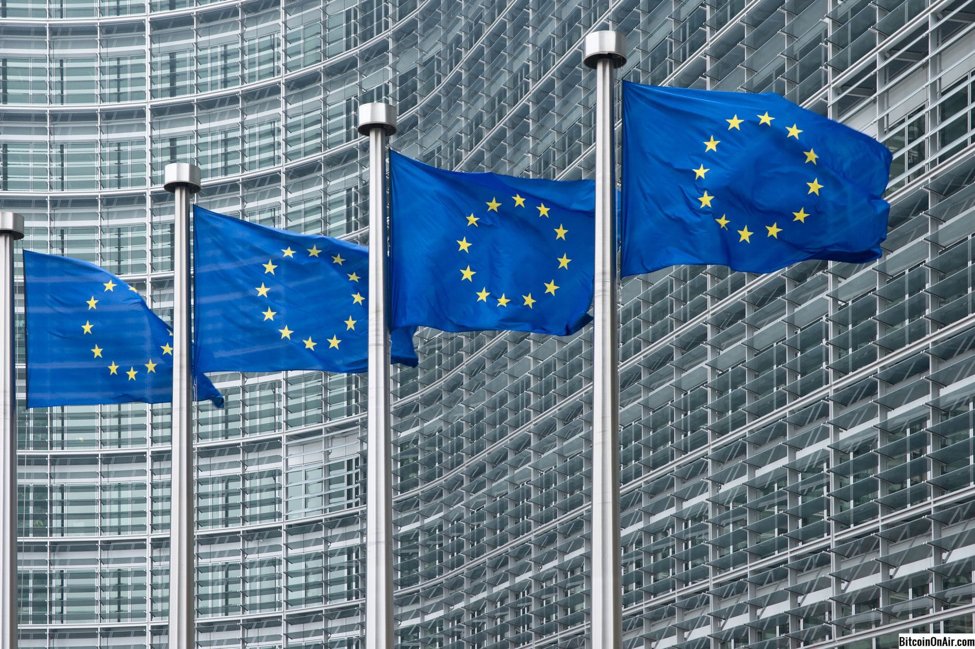 ЕК обвинила Польшу и Венгрию в нарушении стандартов демократии, присущих странам Евросоюза