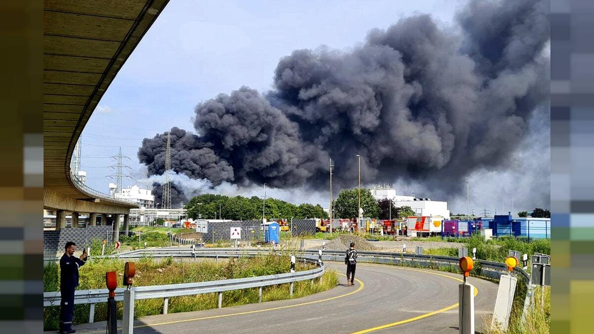 На химическом предприятии в Леверкузене произошел мощный взрыв — видео