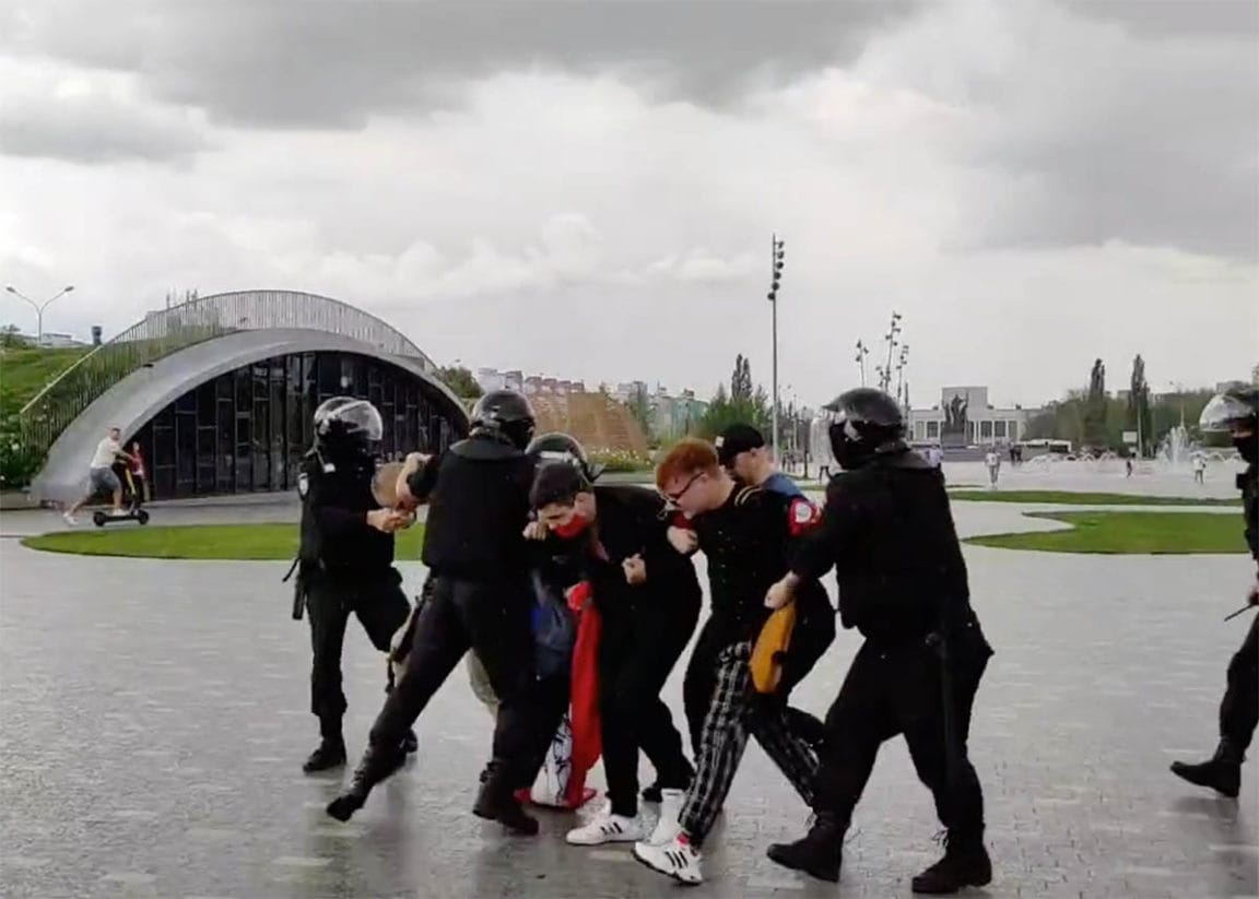 В Перми и Барнауле задержали нескольких членов партии «Другая Россия Э. В. Лимонова» во время проведения акции «За свободу избраний»