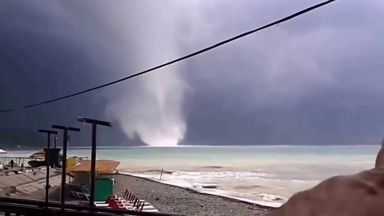 В Новороссийске образовавшийся в море смерч вышел на пляж и разрушил его — видео