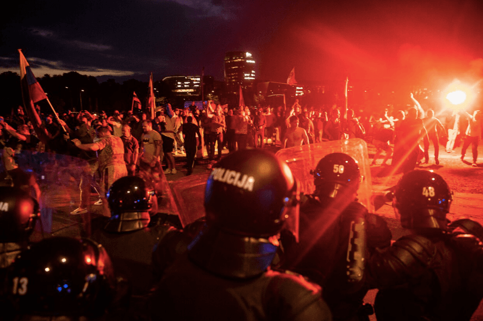 На акции против дискриминации непривитых в Вильнюсе произошли беспорядки. Есть пострадавшие, полиция применила газ