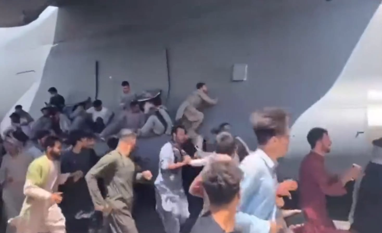 На аэродроме в Кабуле царит хаос, люди пытаются уцепиться за взлетающие самолеты