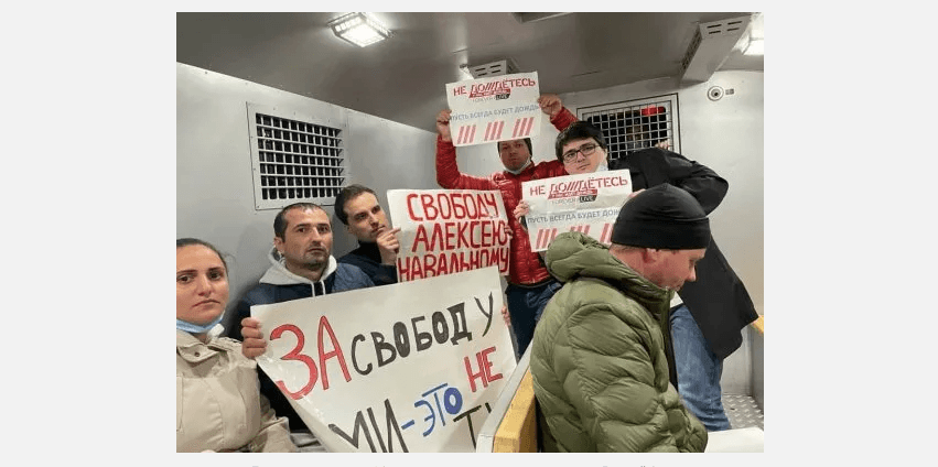 В Москве задержали семерых пикетчиков, вышедших в поддержку Навального и СМИ-иноагентов