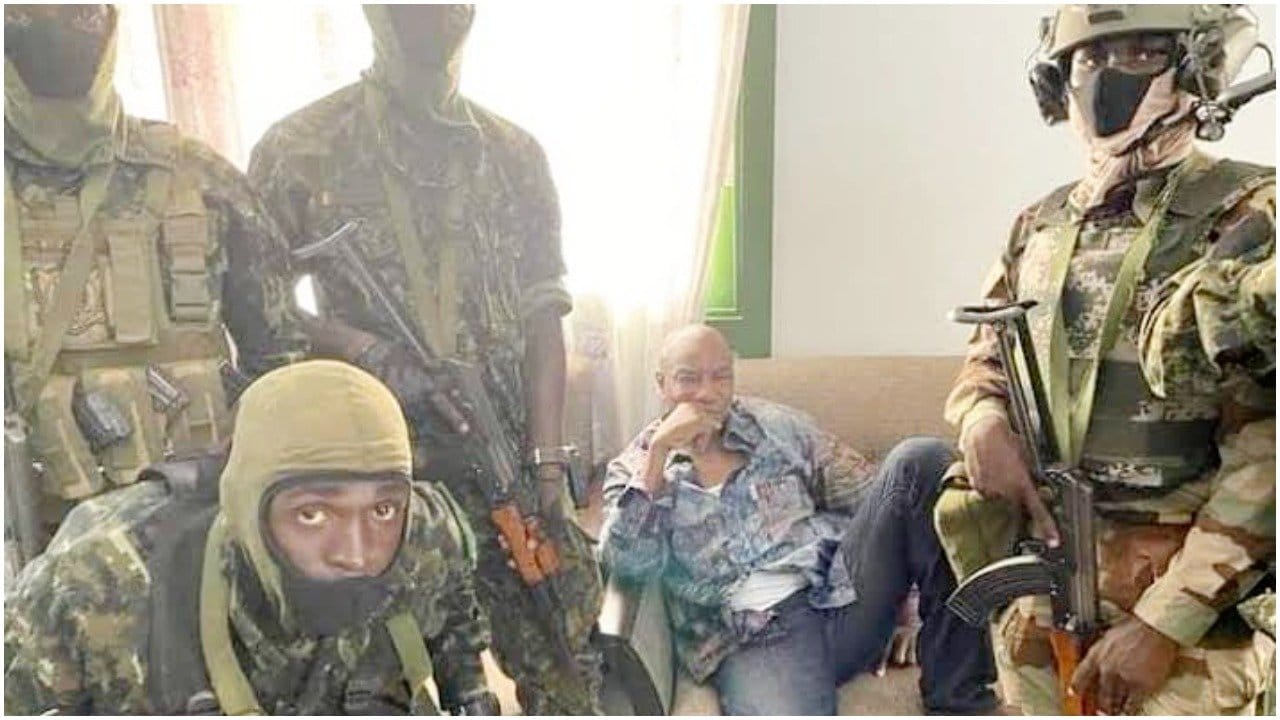 Жители Гвинеи празднуют на улицах арест президента. Ранее он изменил Конституцию, чтобы «обнулить» свои сроки