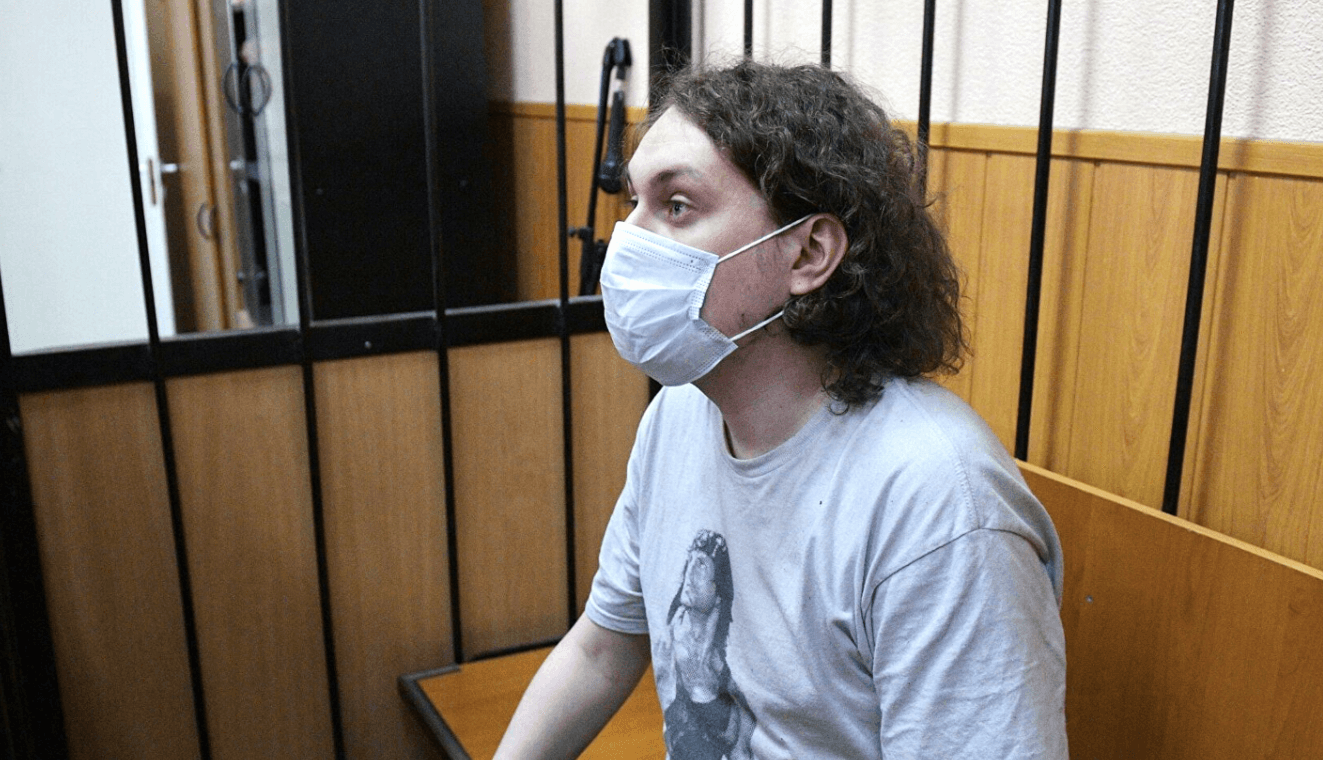 Девушка блогера Юрия Хованского заявила о краже 600 тысяч рублей во время обыска по его делу