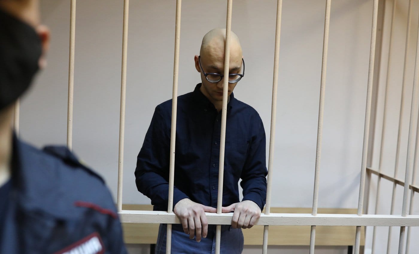 Жителя Петербурга приговорили к трем годам колонии по делу о нападении на силовика на акции за Навального 