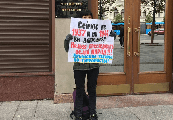 Суд арестовал вдову правозащитника Мохнаткина Анну Кречетову на 16 суток за пикет в поддержку крымских татар