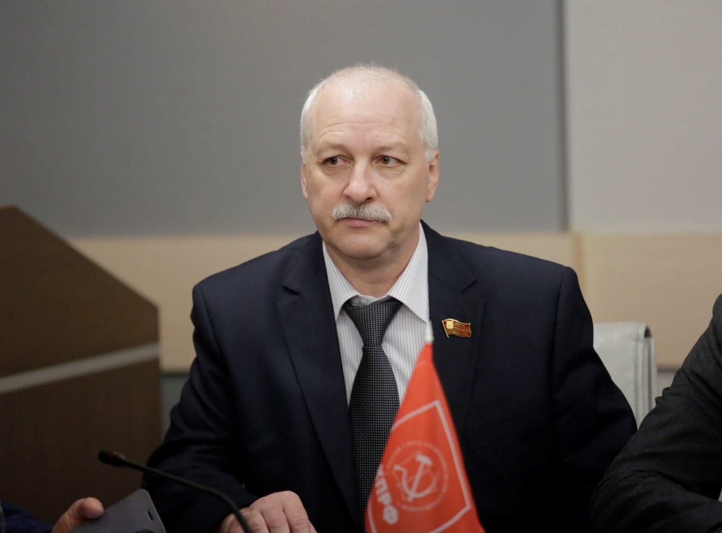 В Москве задерживают коммунистов. Полиция повезла в ОВД главу фракции КПРФ в Мосгордуме и главу протестного отдела горкома партии 