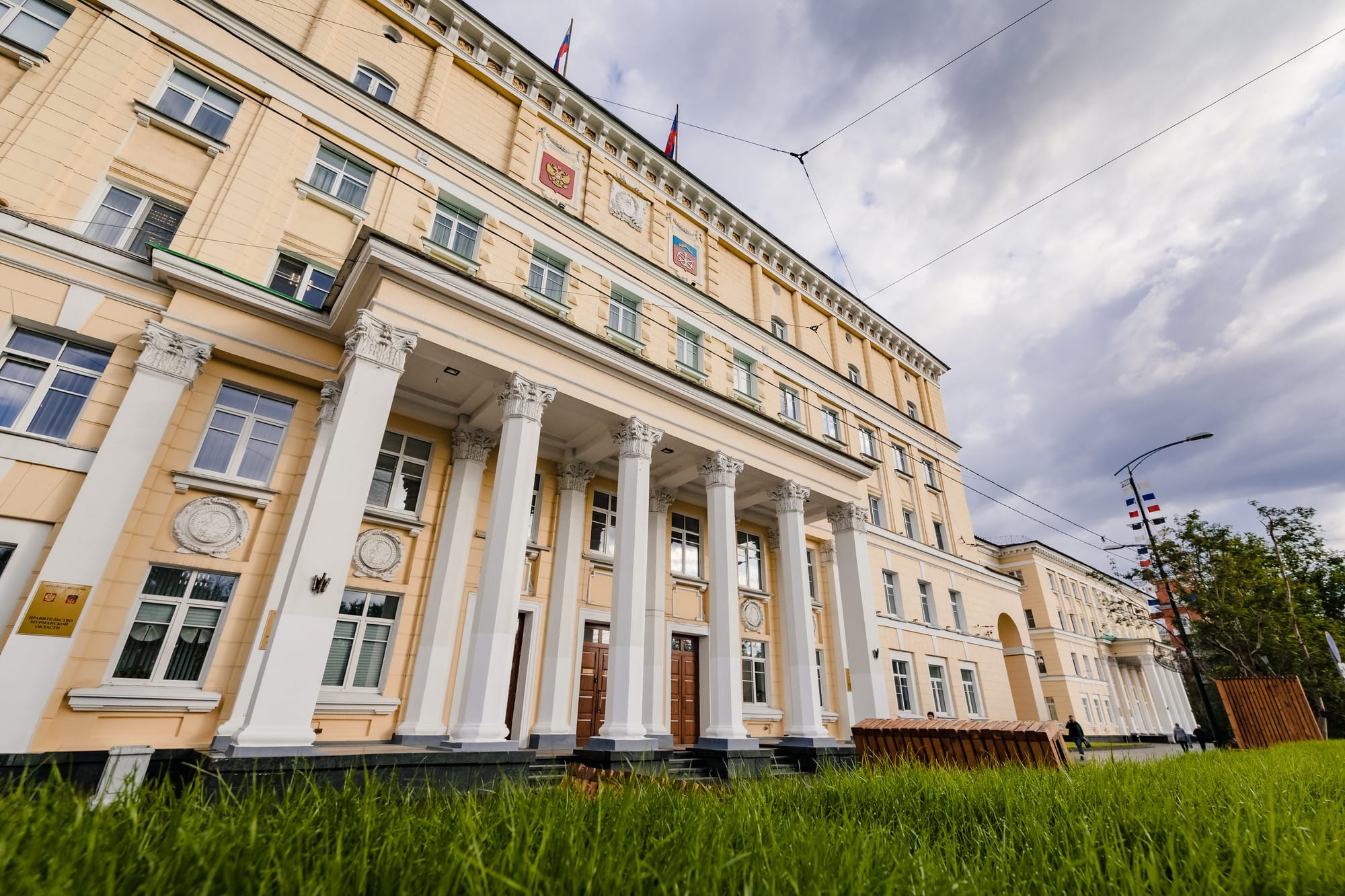 В Мурманске задержан юноша, бросивший «коктейль Молотова» в двери областного правительства